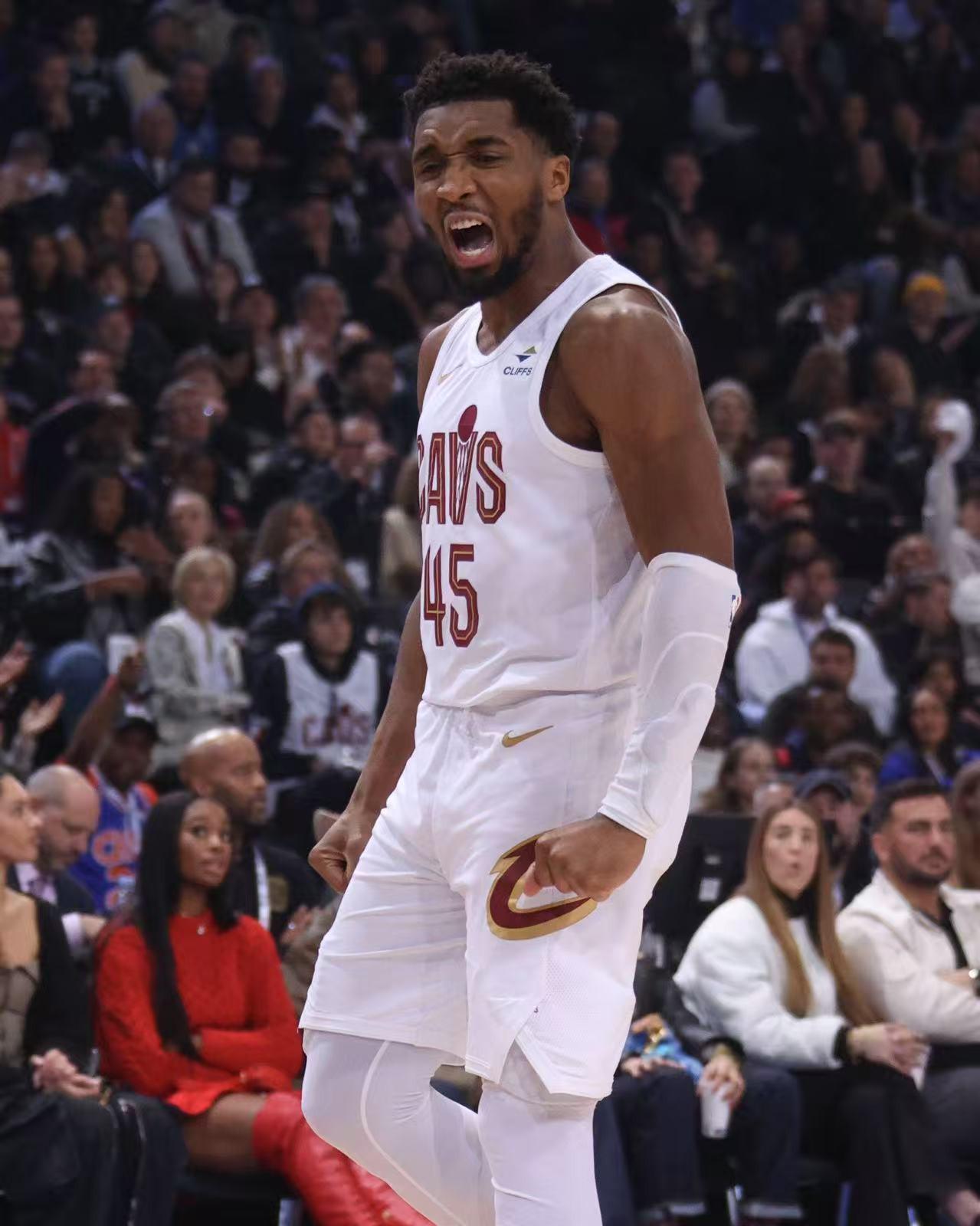 法国男篮碾压勇士，米切尔三分雨点燃全场