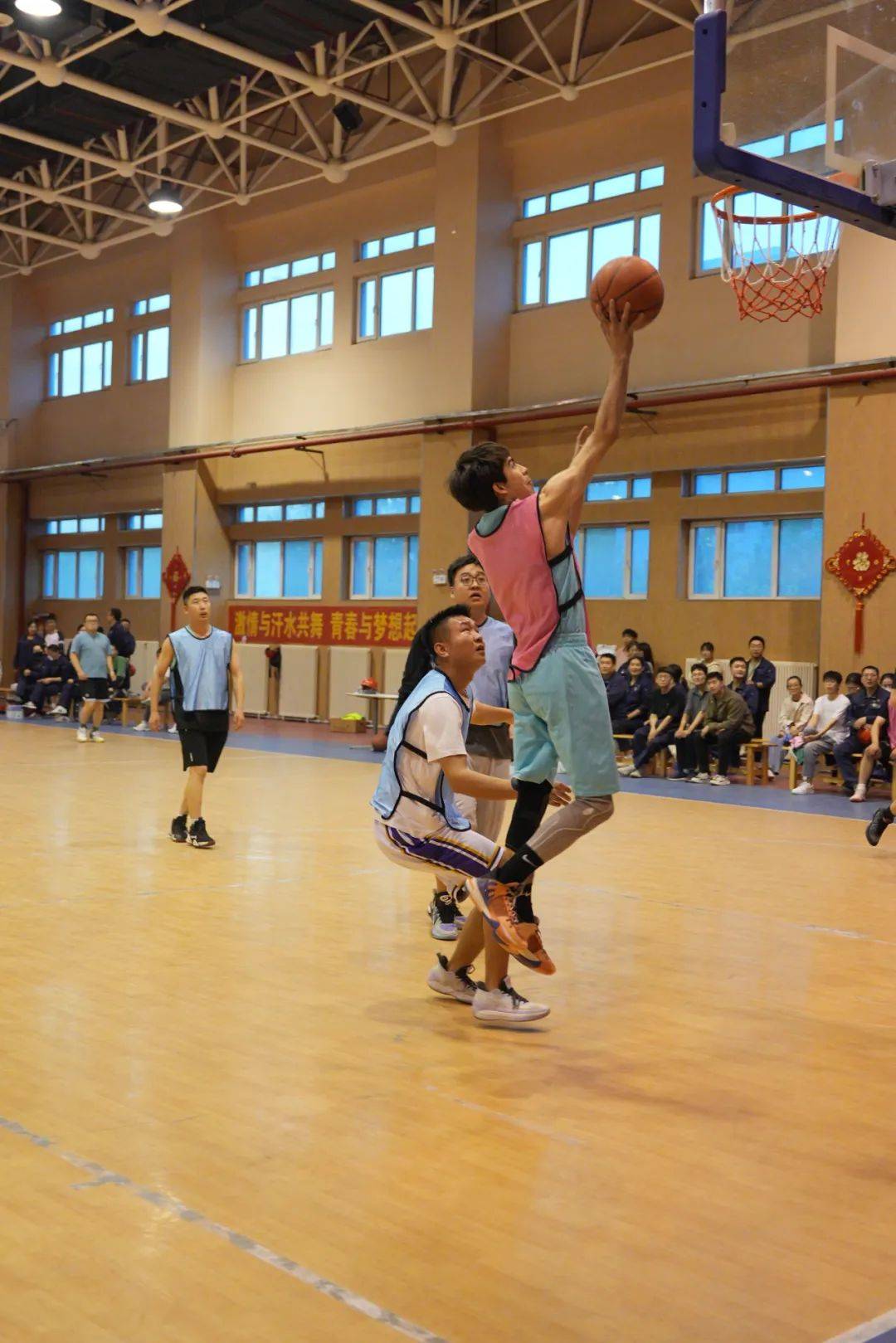 激烈决斗,拼劲十足,篮球赛事场景扣人心弦 激烈决斗,拼劲十足,篮球赛事场景扣人心弦