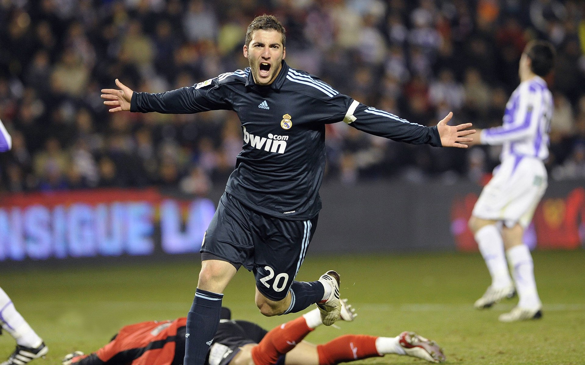 安哥拉血拼美国，赛场之外的全球博弈与哈兰德式高光启示